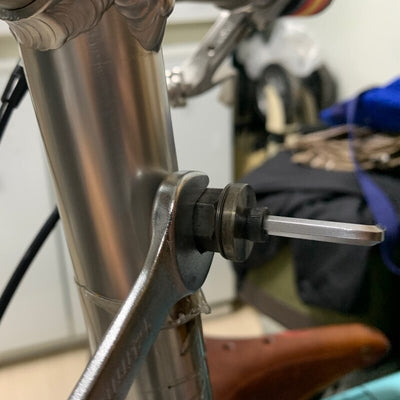 reparacion de hilo de anclaje de porta botella en cuadro de aluminio a bordo de taller movil chum