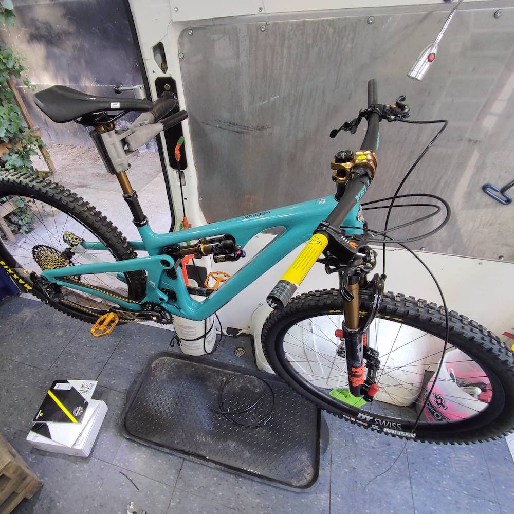 armado de bicicleta yeti sb45 a bordo de taller movil chum