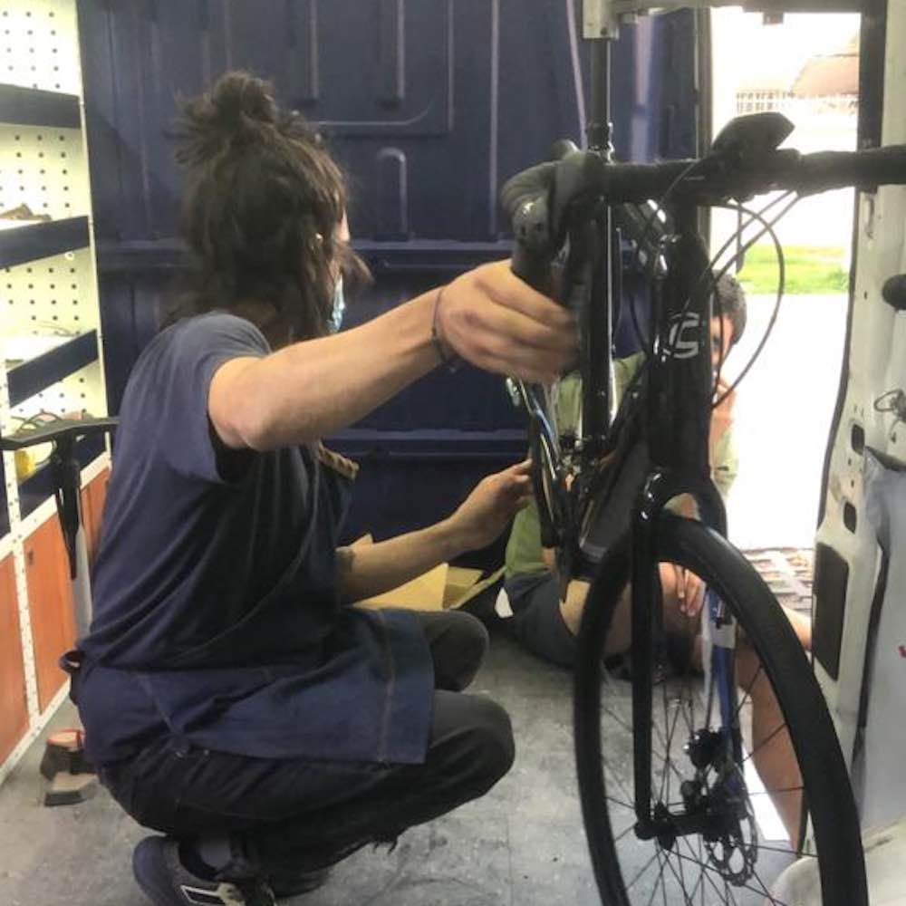 armado de bicicleta electica de ruta cannondale synapse a bordo de taller movil chum
