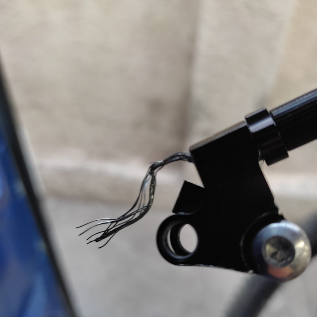 cable de tubo sillin retractil, en mal estado, listo para ser reparado en taller movil chum