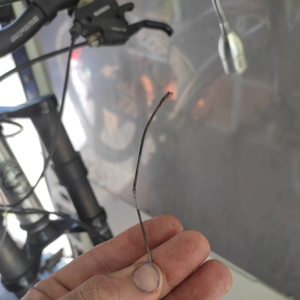 cable doblado y corroido, listo para ser cambiado, a bordo de taller movil chum