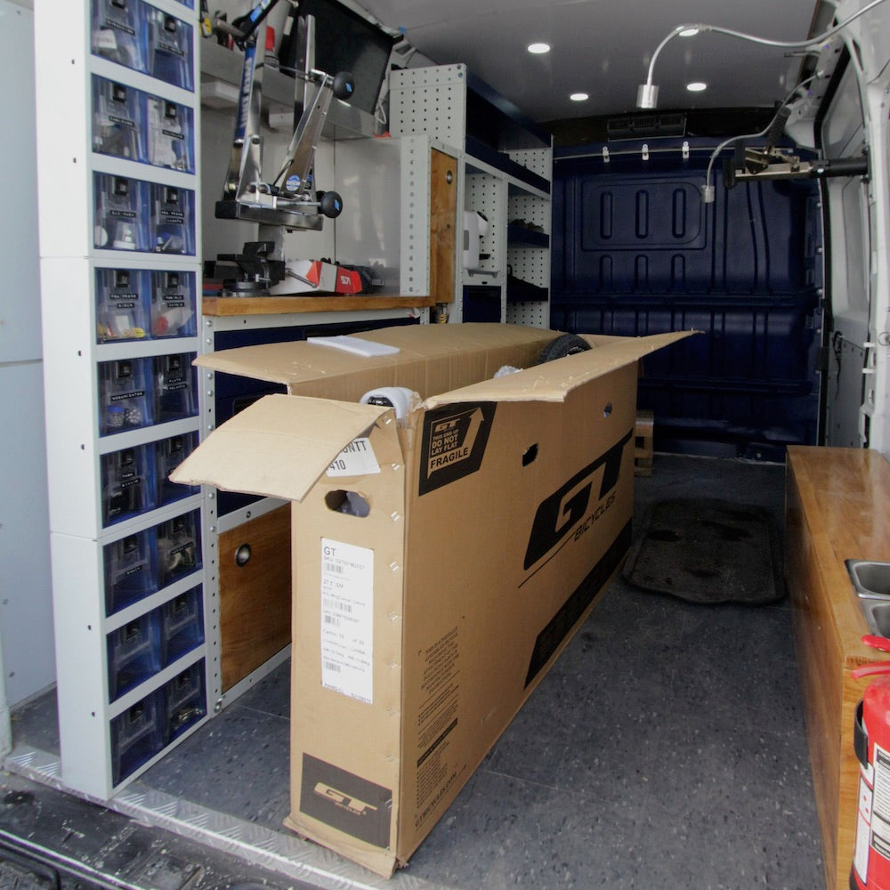 caja de bicicleta de montaña marca GT lista para ser armada por mecanicos de taller movil chum