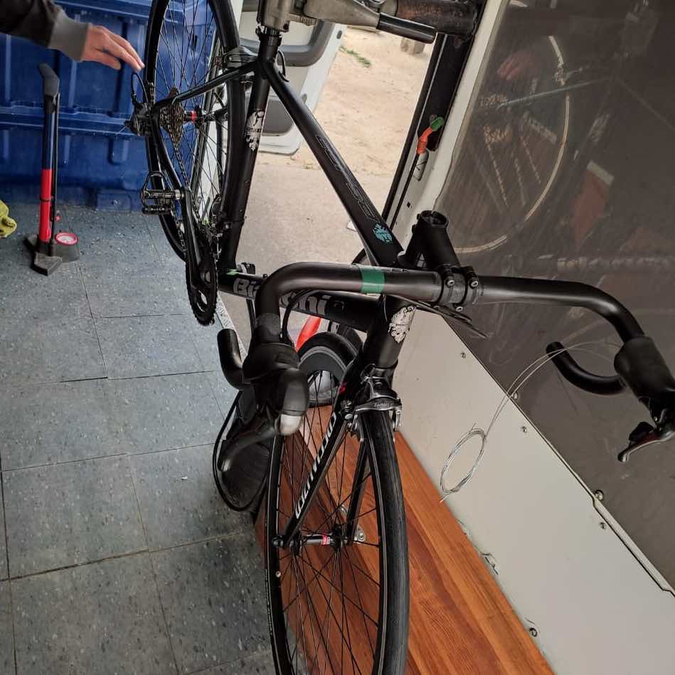 bicicleta de ruta bianchi corse, durante cambio de cinta de manubrio a bordo de taller movil chum