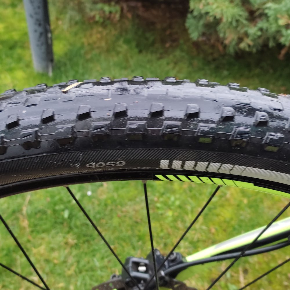 neumatico de bicicleta bontrager / trek gastado, durante cambio de neumatico en taller movil chum