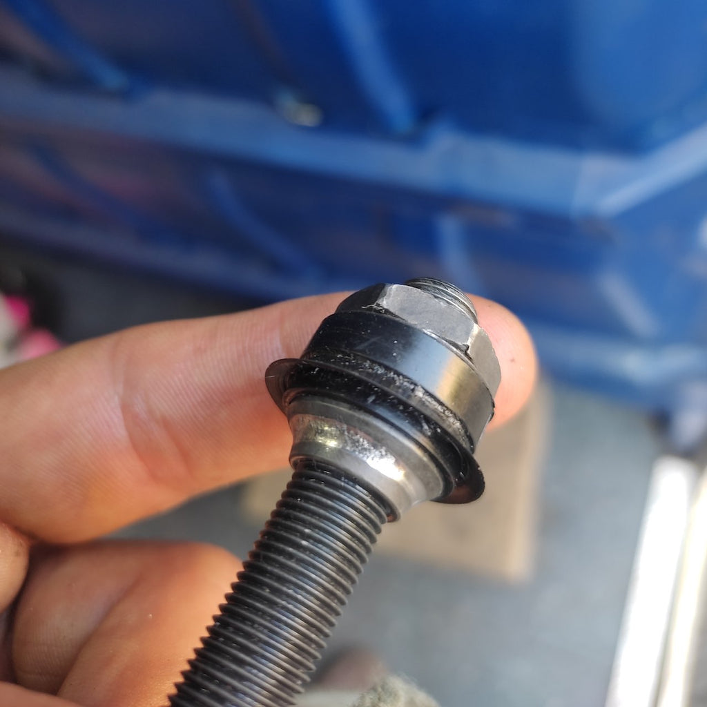detalle de conos desgastados en eje de rueda de bicicleta, durante servicio de maza en taller movil chum