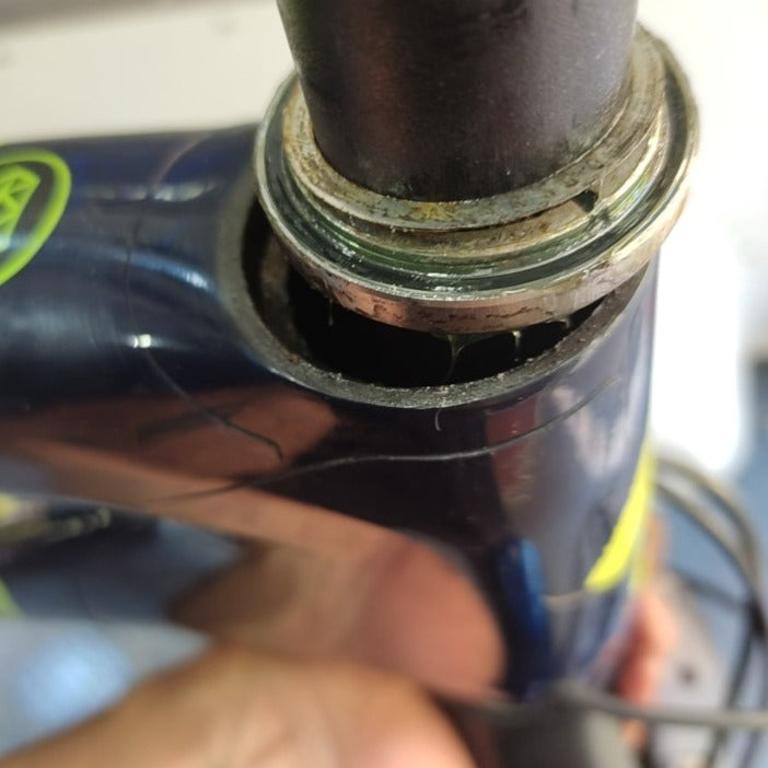 detalle de juego de direccion sellado integrado de bicicleta specialized al llegar por mantención a taller movil chum