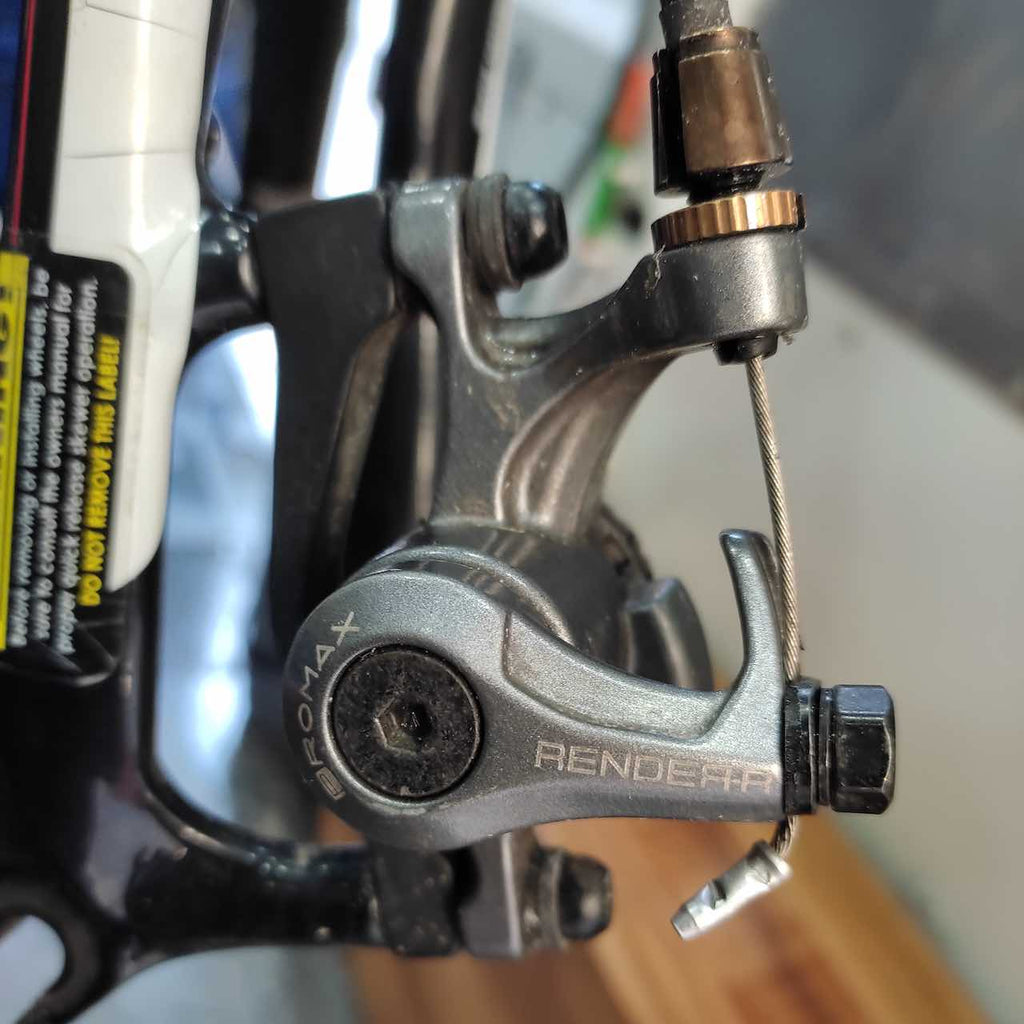 caliper de freno de disco mecanico con cable levemente corroido 