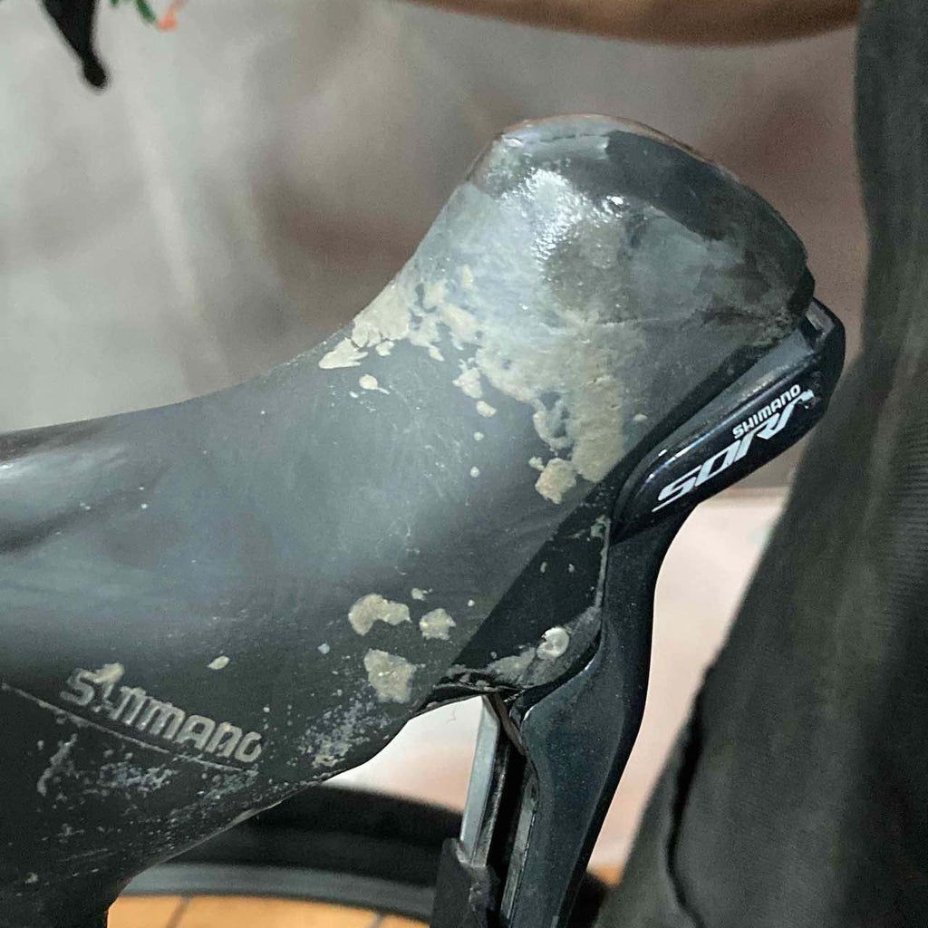 detalle de goma de controles de manubrio con depositos de sudor, limpiado durante cambio de cinta de manubrio