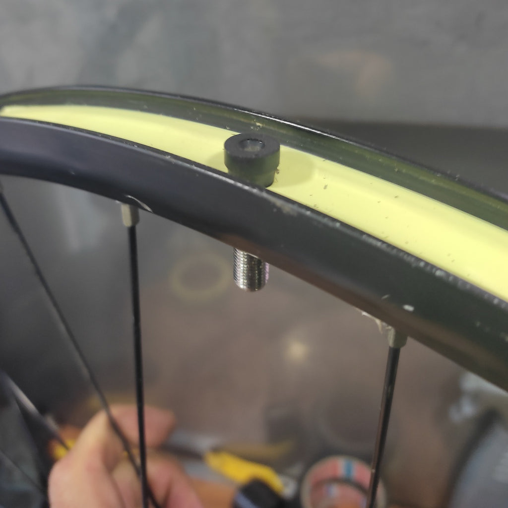 instalacion de valvula tubeless en rueda de mtb en taller movil chum