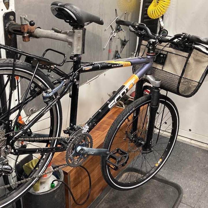 mantencion y adaptacion de mountain bike scott tampico de los 90 para ser usada como bici urbana con canasto y parrilla
