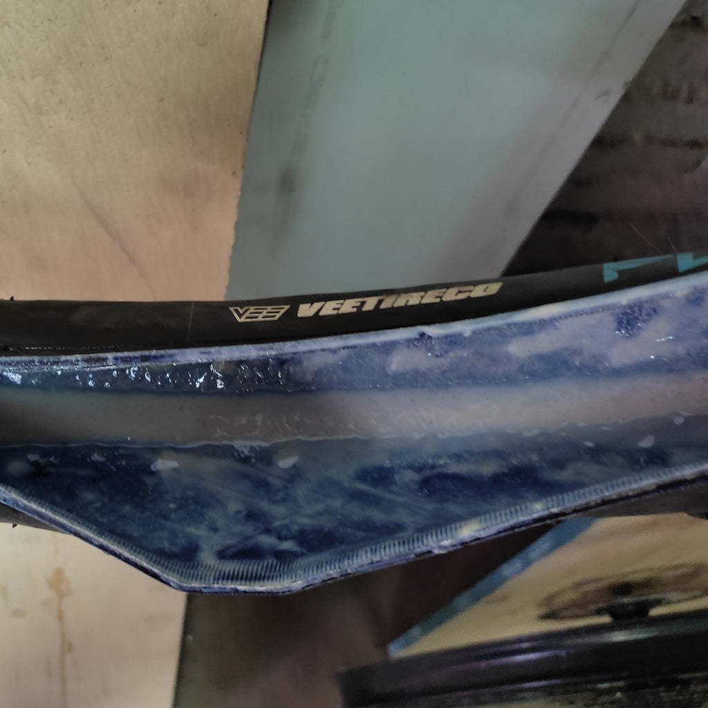 neumatico de bicicleta de montaña con sellante tubeless