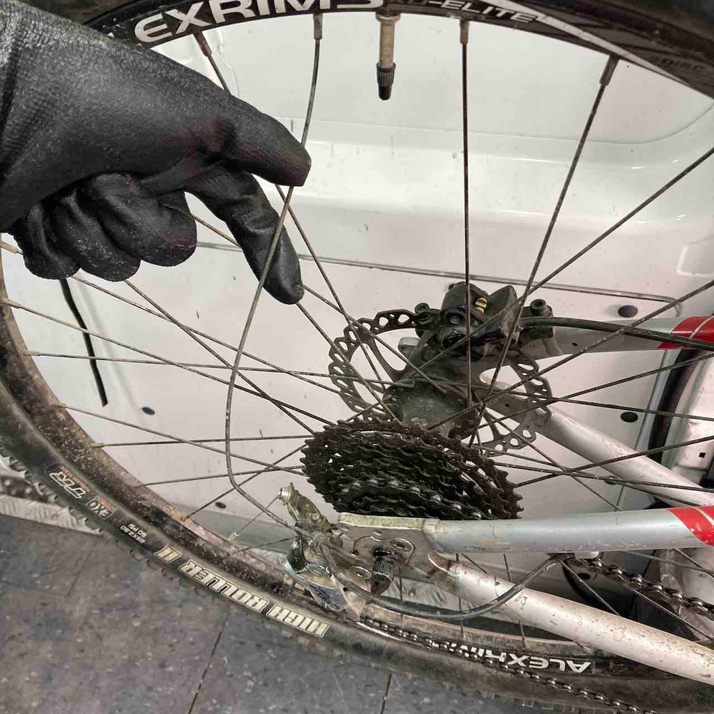 rayo cortado en rueda de trek marlin por ser reparada a bordo de taller movil chum