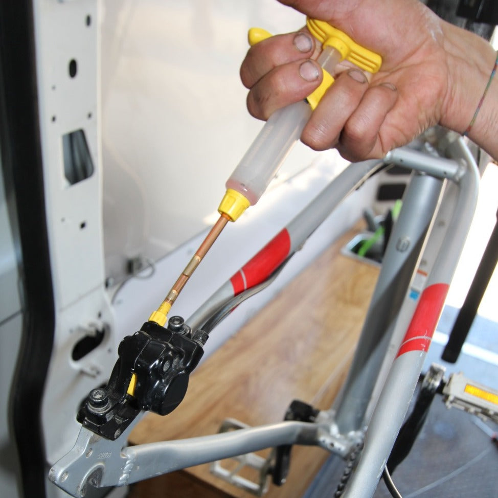 sangrado de freno hidraulico de bicicleta, marca tektro, a bordo de taller movil chum