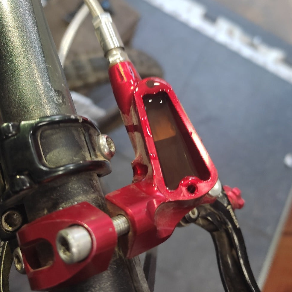 sangrado de freno hidraulico de bicicleta marca hope a bordo de taller movil chum