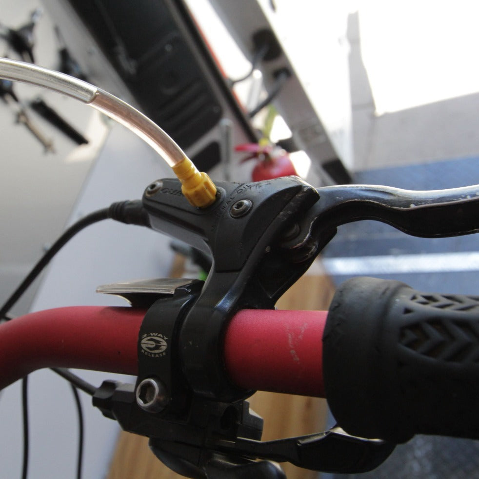 sangrado de freno hidraulico de bicicleta, marca tektro, a bordo de taller movil chum