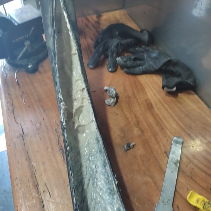 neumatico de bicicleta con sellante ya seco en taller movil chum