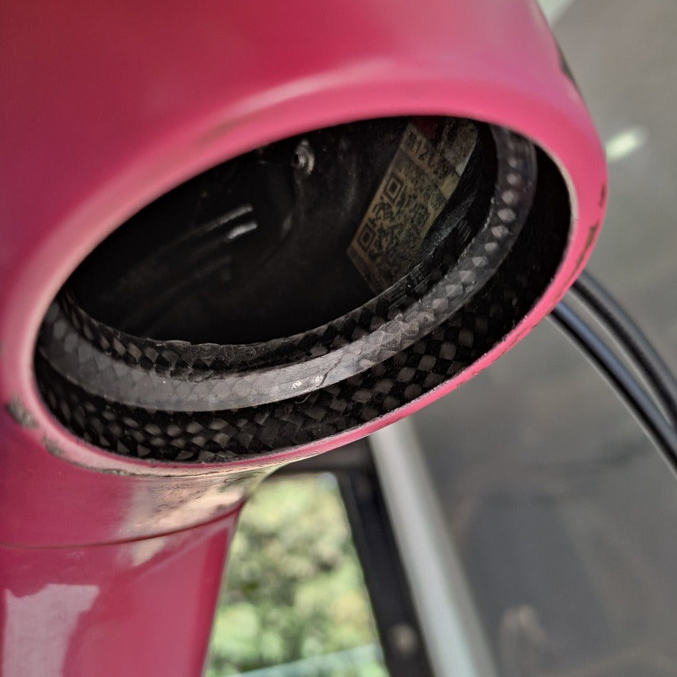 Detalle de pipa de direccion de bicicleta durante servicio en taller movil chum