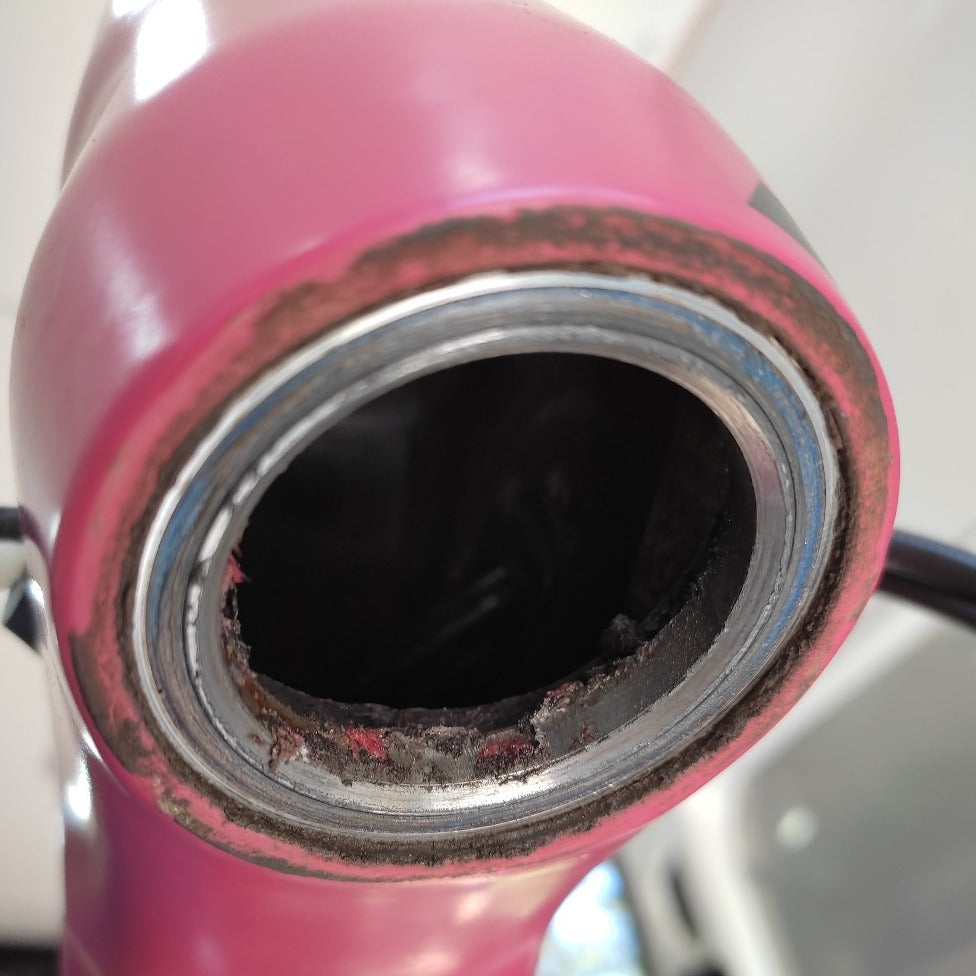 Juego de direccion sellado de bicicleta marca Canyon, estado previo a entrar a servicio en taller movil Chum