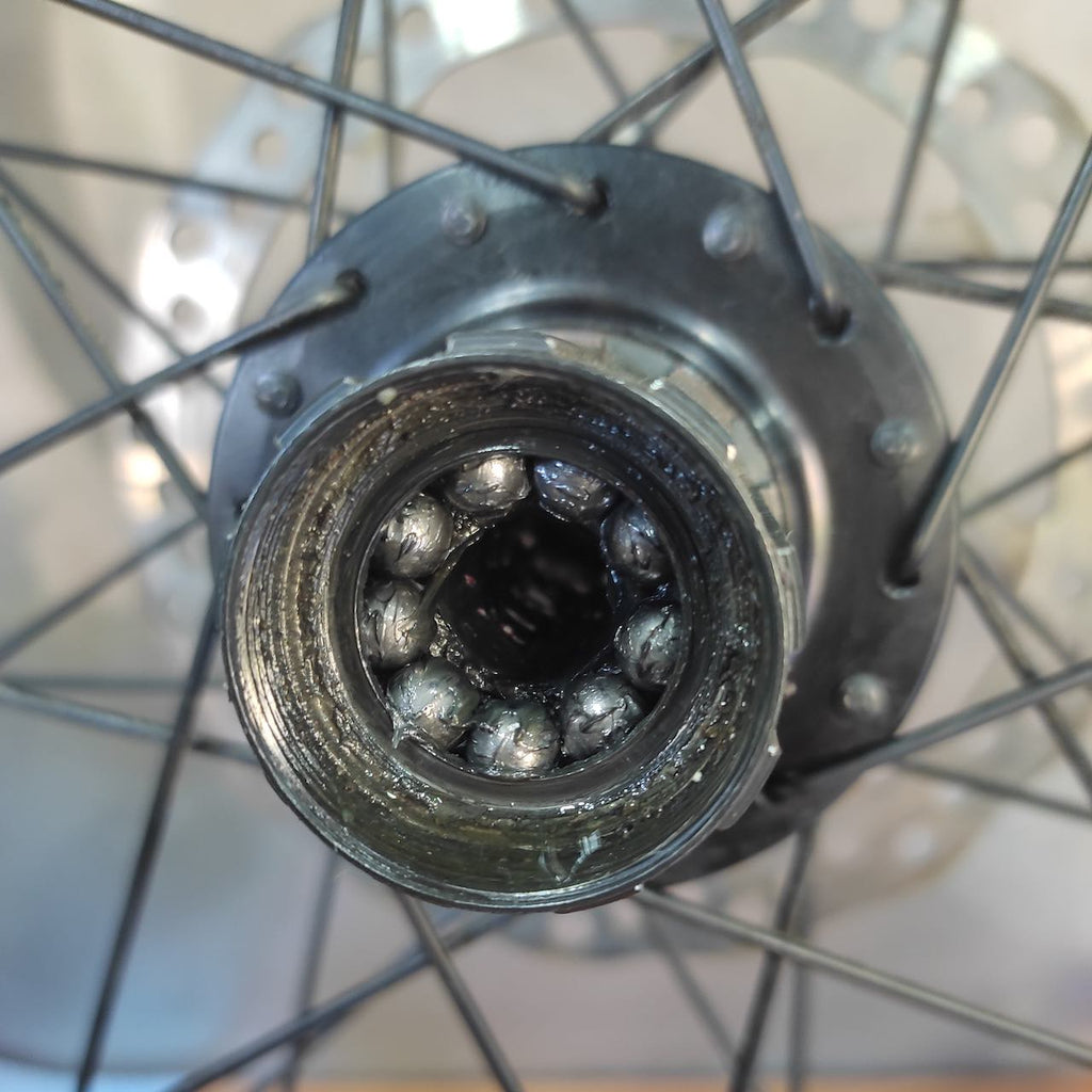 detalle de maza trasera de bicicleta durante servicio en taller movil chum