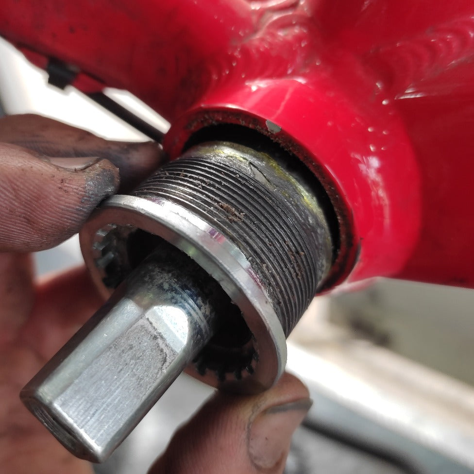 desinstalacion de motor sellado por problemas de crujido, primer paso en su servicio a bordo de taller movil chum