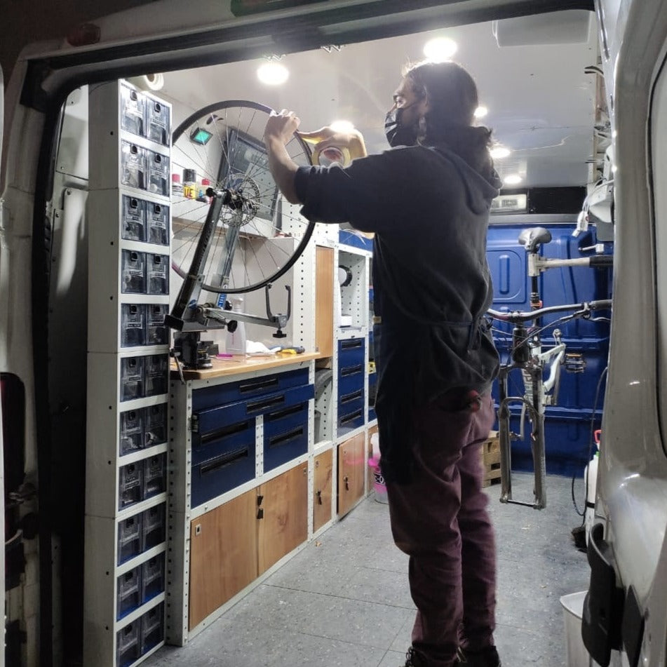 instalacion de cinta tubeless para bicicleta de montaña en taller movil chum